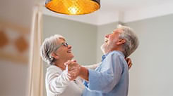 Un couple âgé heureux et dansant