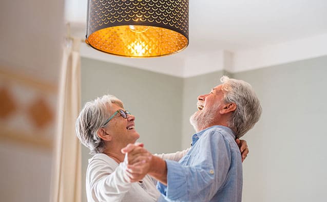 Un couple âgé heureux et dansant